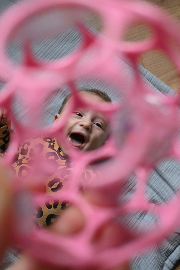 OBALL Hračka Oball RATTLE 10 cm dark pink 0m+